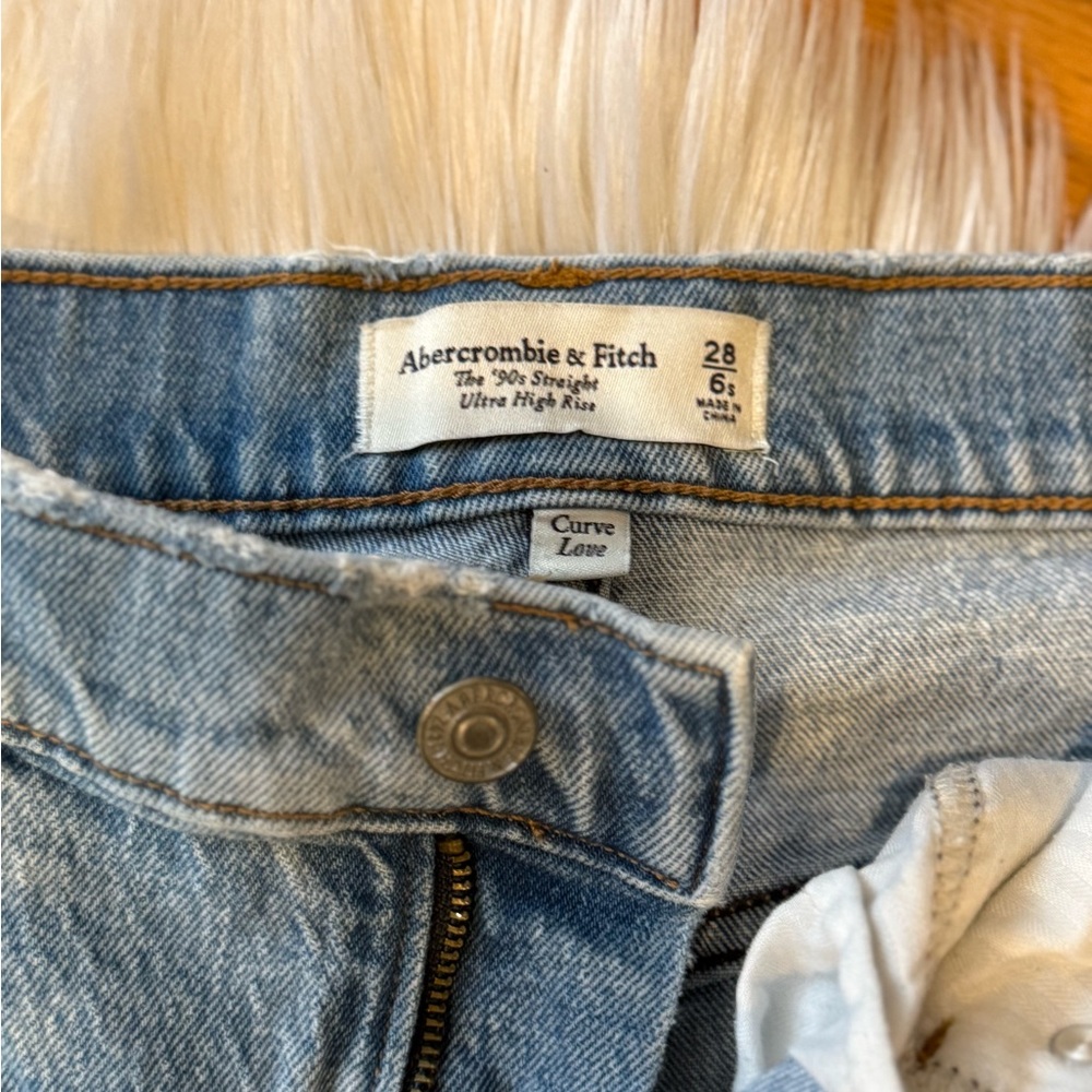 Abercrombie Ultra High Rise 90’s Straight Jean - Curve Love - Picture 4 of 4